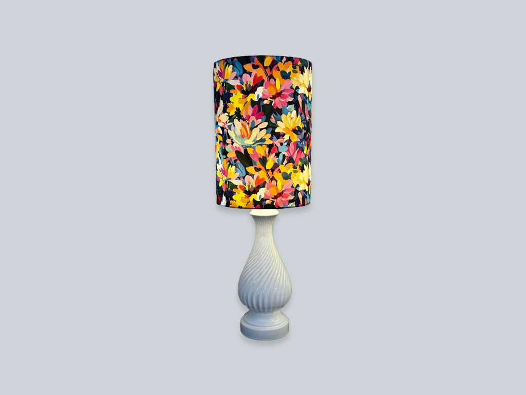LED Lampe mit Starnfuss aus weißem Porzellan Ladolea und buntem Flower-Power-Lampenschirm - Manufaktur SeeFeuer Starnberg