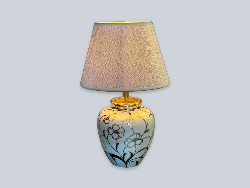 Edle LED Lampge mit floralem Ornament auf Porzellan Standfuß und beige-goldenem Lampenschirm - Manufaktur SeeFeuer Starnberg