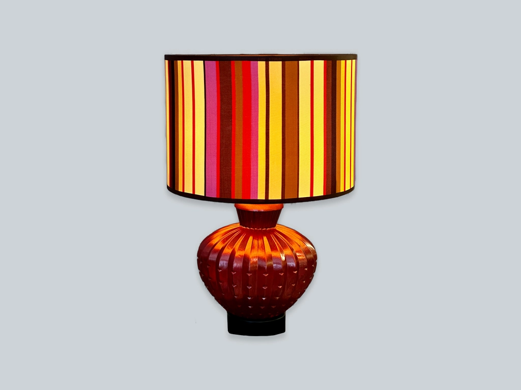 LED Lampe mit rotem Standfuss aus Glas und Lampenschirm mit roten Streifen - Manufaktur SeeFeuer Starnberg
